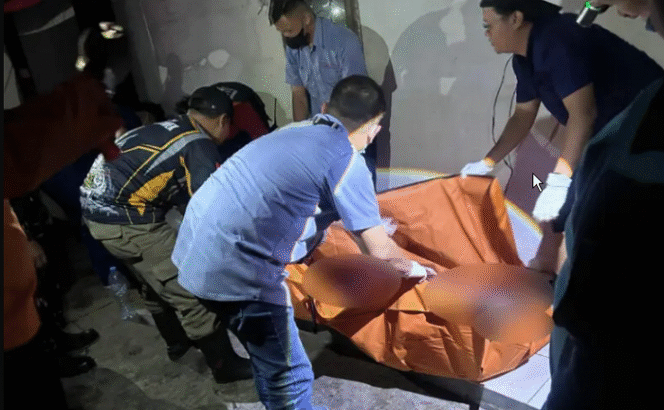 
					Aparat kepolsian melakukan pemeriksaan jasad korban bernama Salamulla, 24, yang tewas di belakang masjid Sirotol Mustakim, Jalan Kedinding Lor, Kecamatan Kenjeran, Surabaya. Foto: Dok/ Istimewa