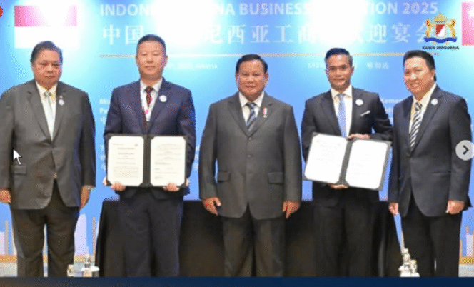 
					Presiden Prabowo berfoto bersama Ketua Kadin China dan Kadin Indonesia, usai penandatanganan kerja sama untuk membangun 1.000 dapur MBG khususnya di Indoneisa Bagian Timur, Jakarta, 23 Mei 2025. Instagram@kadin.indonesia.official