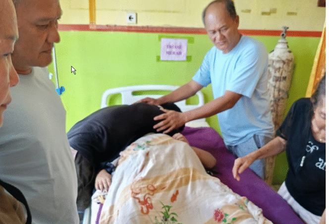 
					Keluarga berduka saat menemukan Munira, 28, ibu muda yang sedang hamil tua, meninggal dunia setelah diterkam dibawa ke sungai Mambulu, Nunukan, perbatasan Indonesia -Malaysia, Selasa 27 Mei 2025. Foto: Dok/ Polsek Sebakung, Nunukan Kalimantan Utara