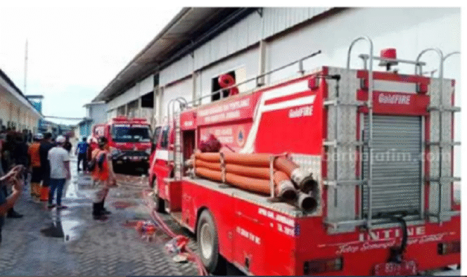 
					Pabrik penggorengan PT Phalosari Unggul Jaya, sebuah perusahaan pengolahan daging beku milik Bupati Jombang Warsubi, terbakar pada Kamis, 29 Mei 2025, di Desa Mojokrapak, Kecamatan Tembelang, Kabupaten Jombang. Instagram@jombanginformasi_