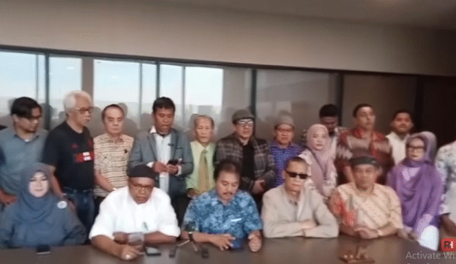 
					Koordinator Tim Pengacara Bidang Non-Litigasi, M. Khozinuddin membacakan isi konferensi pers di Jakarta. Mereka keberatan hasil forensik ijazah dari Bareskrim, Polri,  akan mengajukan forensik tandingan, Jakarta, 12 Mei 2025. Tangkap layar video Youtube@ Reply Harun Production