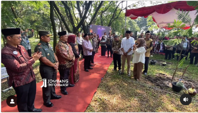 
					Bupati Jombang, H Warsubi, pada Kamis, 15 Mei 2025, resmi meluncurkan program inovatif yang mewajibkan setiap pasangan calon pengantin yang akan menikah untuk menanam minimal satu pohon. Instagram@jombanginformasi_