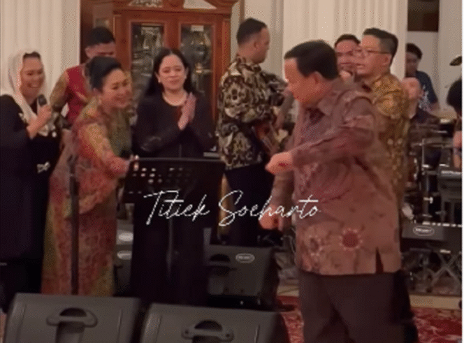 
					Pas lagunya Rek Ayor Rek (Mus Mulyadi) menggema saat perayaan ultah Titiek Soeharto, tampak Presiden Prabowo asyik menari maju ke depan. Saat itulah Titiek menegur: Presiden....Presiden! Tangkap layar Video Instagram@titieksoeharto