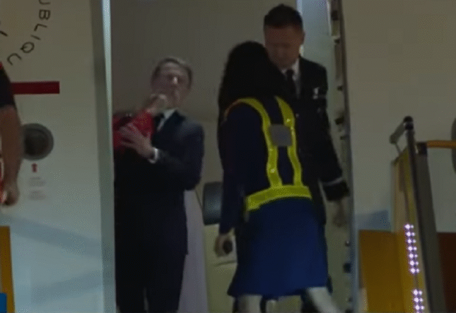 
					Tampak lengan perempuan mengenakan baju merah mendarat di pipi kanan Presiden Prancis, Emmanuelle Macron, setiba di bandara Hanoi, Minggu malam 25 Mei 2025. Muncul spekulasi, Macron sedang bertengkar dengan istrinya. Tangkap layar video Youtibe@MetroTV