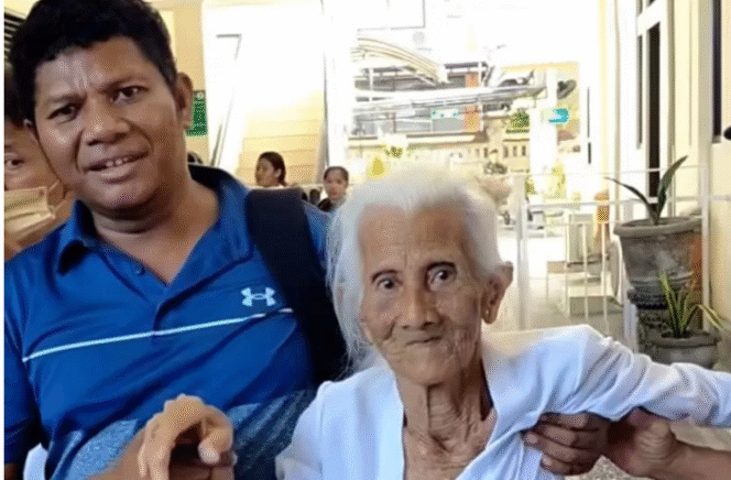 
					Nenek Ni Nyoman Reja, berusia 92 tahun, harus dipapah datang ke PN Denpasar. Ia dituduh membuat silsilah keluarga palsu, uyntuk menguasai tanah warisan senilai Rp 718 miliar. Foto: Istimewa