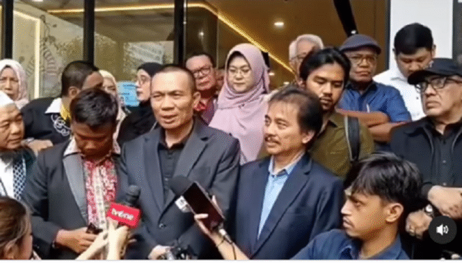 
					Roy Surto CS menggelar konferensi pers, Rabu 21 Mei 2025, di Jakarta, setelah melapor ke Komnas HAM , karena merasa dikriminalisasi oleh Jokowi, terkait ijazah palsu. Dalam konferensi pers itu ada juga Rismon Sianipar, Tifauzia Tyassuma alias dokter Tifa, Rizal Fadillah dan Kurnia. Instagram@jayalah.negriku