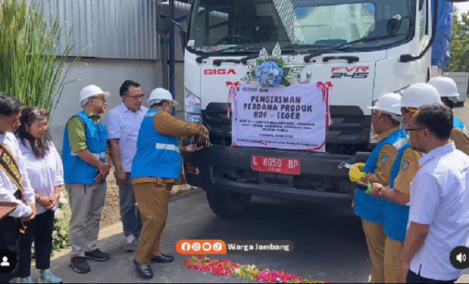 
					Bupati Jombang, Warsubi memberangkatkan kiriman perdana 2,2 ton sampah RDF yang diolah dari TPA Banjardowo ke pabrik semen Tuban. Tangkap layar video Instagram@wargajombang