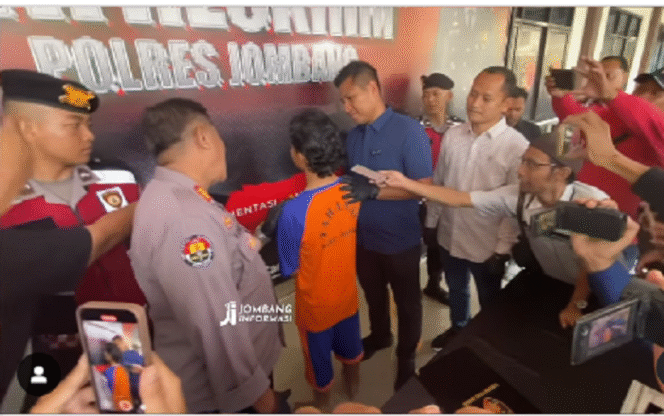 
					Polres Jombang, Rabu 21 Mei 2025, menggelar konferensi pers, mengungkap kasus rudapaksa seorang kakak laki-laki (beda ayah) kepada adik perempuan. Aksi itu dilakukan sejak adik perempuan kelas 5 SD, Instagram@jombanginformasi_