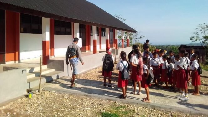 
					Para siswa SD Omba Rade, Sumba Barat Daya, NTT terpaksa tidak bisa mengikuti proses belajar-mengajar langtaran sekolah mereka ditutup para pekerja proyek yang belum dibayar upahnya oleh kontraktor. (Foto: SWARAJOMBANG.COM/ Eko Wienarto)