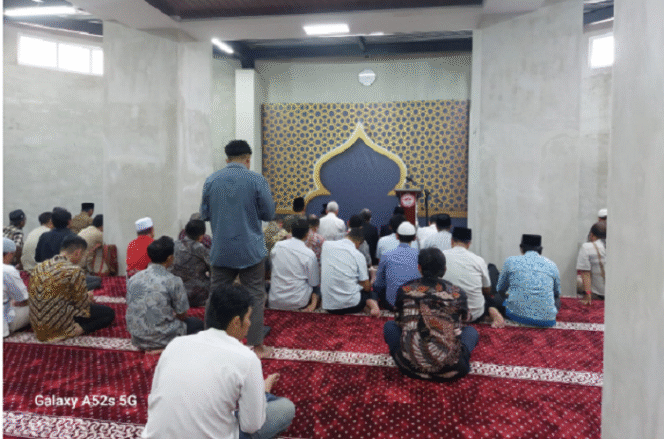 
					Inilah bangunan masjid diberi nama Al-Ilmi, berada di dalam silo di area bekas pabrik semen Gresik, sekarang berubah menjadi Semen  Indonesia. Lokasi silo ini sekarang sudah diubah dan manfaatkan untuk kepetingan pendikan tinggi, Kampus Universitas Internasional Semen Indonesia (UISI). Foto: Gandhi Wasono M