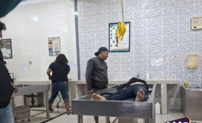 
					Tim Jatanras Polda Jatim melakukan tindakan tegas, menembak mati seorang residivis terangka pencuri mobil. Saat akan ditangkap, pelaku melempar petugas menggunakan bondet (bom ikan rakitan) di Purwosari, Pasuruan, Senin 4 Mei 2025, pagi. Instagram@ayopasuruan