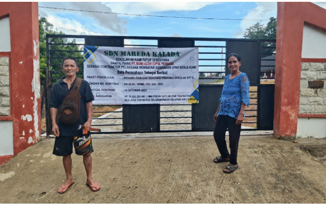 
					Pekerja bangunan memasang spanduk pengumuman melakukan penutupan gedung SDN Mareda Kalada Kecamatan Weweda Timur, kabupaten Sumba Barat, NTT. Akibat pekerja belum dibayar oleh kontraktor PT Bumi Aceh Citra Persadar belum membayar tukang dan pemasok material. Foto: Kredonews.com/ Eko Wienarto