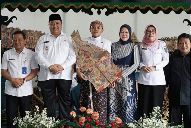 
					Bupati Jombang Warsubi yang akrab dengan panggilan Abah Warsubi punya program pendidikan karakter berdasarkan seni budaya 'Belajar Wayang Bersama Abah Warsubi', gelar perdana di SDN 3 Jombang, Rabu 14 Mei 2025. Foto: jombangkab.go.id
