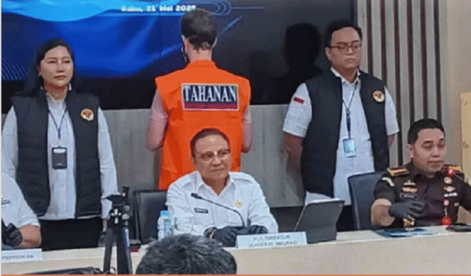 
					Dirjen Imigrasi menggelar konferensi pers, di Jakarta, 21 Mei 2025, terkait penangkapan seorang WNA Amerika Serikat yang melakukan produksi dan jual beli konten porno selama tinggal di Bali. Instagram@lenterainformasiofficial