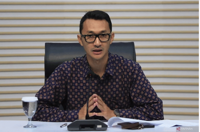 
					Budi Prasetyo, Juru bicara KPK, saat memberikan penjelasan kepada pers, terkait tindak lanjut penanganan hukum operasi tangakap tanggan 2022, kasus suap/ gratifikasi dana hibah Pemprov Jatim. Foto: Antaranews