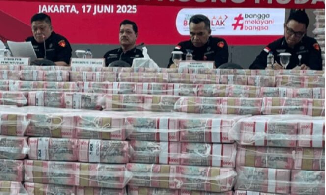 
					Tumpukan duit Rp 2 T