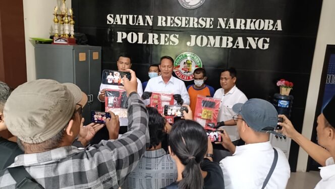 
					petugas tunjukkan kedua tersangka beserta barang bukti 