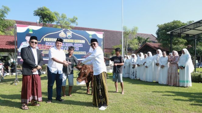 
					saat penyerahan hewan kurban oleh Kapolres Jombang