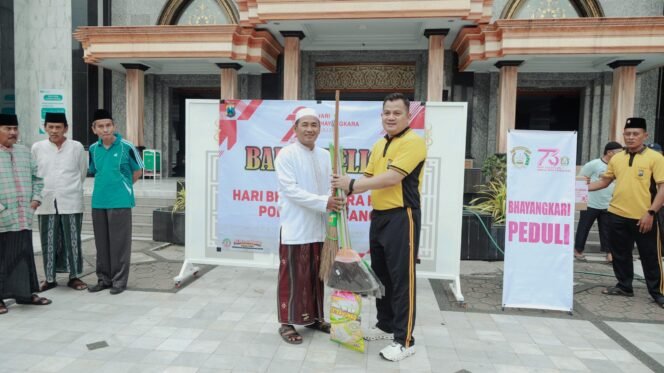 
					Kapolres Jombang saat serahkan bantuan alat kebersihan