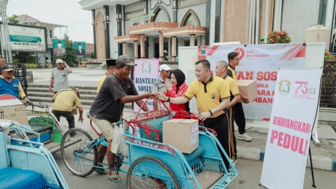 
					Kapolres bersama istri saat menyerahkan bansos sembako