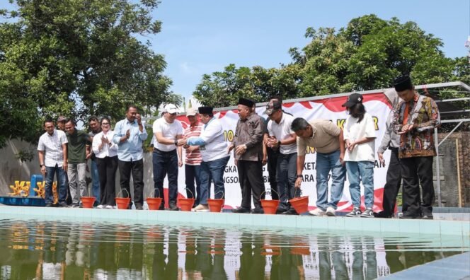 
					jajaran Forkopimda Jombang saat lakukan tebar benih ikan nila
