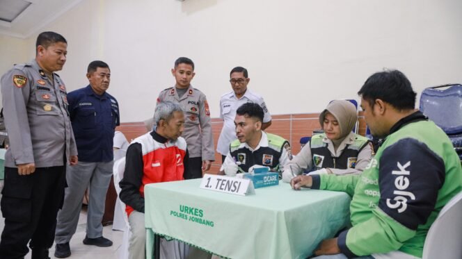 
					Wakapolres Jombang saksikan petugas saat lakukan cek kesehatan peserta 