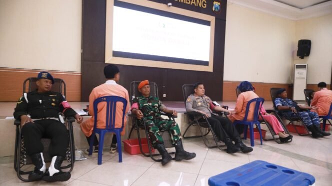 
					Kapolres bersama beberapa personel TNI tengah mengikuti donor darah