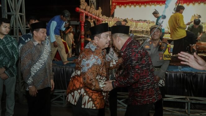 
					Kapolres saat menyambut kedatangan Bupati Jombang, Warsubi sebelum pagelaran wayang kulit dimulai