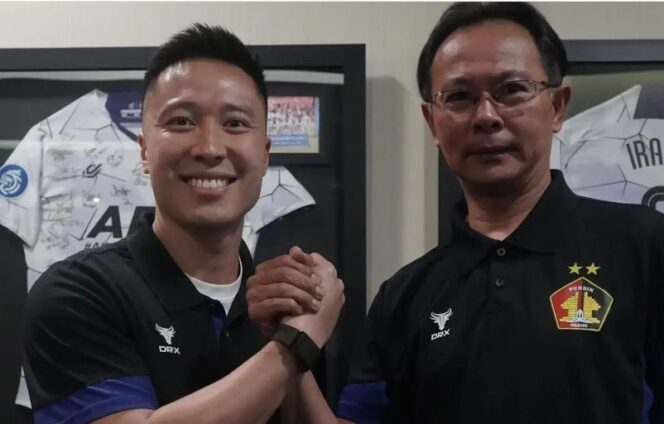 
					Arthur Irawan (Kiri) mewakili Manajemen klub Persik Kediri bersalaman dengan Pelatih Baru mereka, Ong Kim Swee (kanan). (Foto: Tangkapan layar laman resmi Persik Kediri).