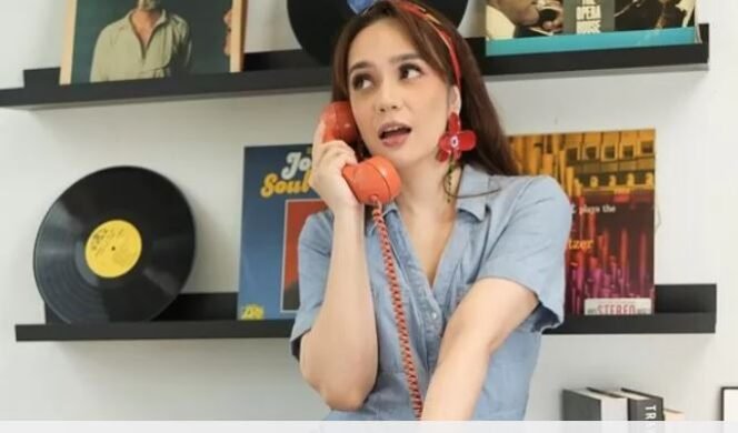 
					Putri Anne latihan pole dance pakai two pieces