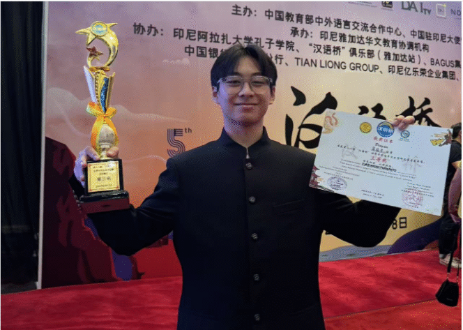 
					Emir Hikari Purwanto, 17, pelajar Xinzhong Scholl Surabaya, berhasil menyabet juara III kompetisi Bahasa Mandari yang diselenggarakan Keduataan Republik Rakyat Tiongkok (RRT) di jakarta, 7-8 Juni 2025. Foto: Dok/ Keluarga