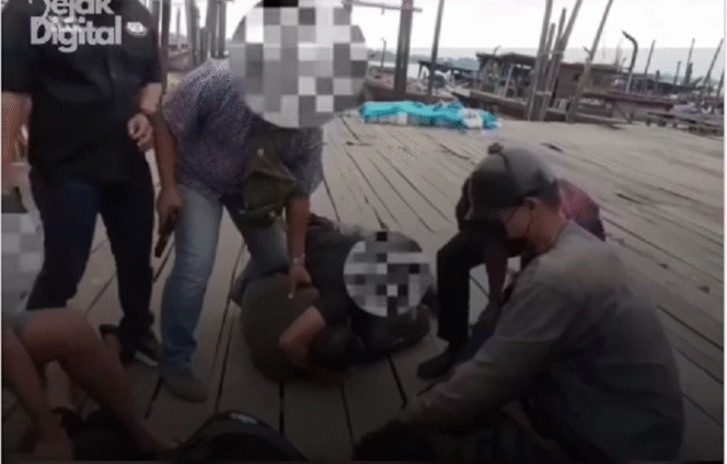 
					Aparat TNI AL Tanjungbalai, Asahan, meringkus tiga pria asal Surabaya. Mereka berusaha menyelundupkan sabu 4,5 kg dari Malaysia, atas suruhan AS da AD, warga Madura yang saat ini masih buron. Instagram@jejakdigitaldaily