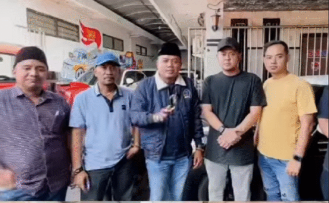 
					Beredar video di medsos, Forum Solidaritas Madura Indonesia (FSMI), isinya pernyataan ketua FSMI Baihaki Akbar, akan melumpuhkan Surabaya ldwat aksi demo selama lima hari terus menerusa di balikota Surabaya dan rumah walikota Eri Cahyadi. Tangkap layar video Instagra,@surabaya.terkini