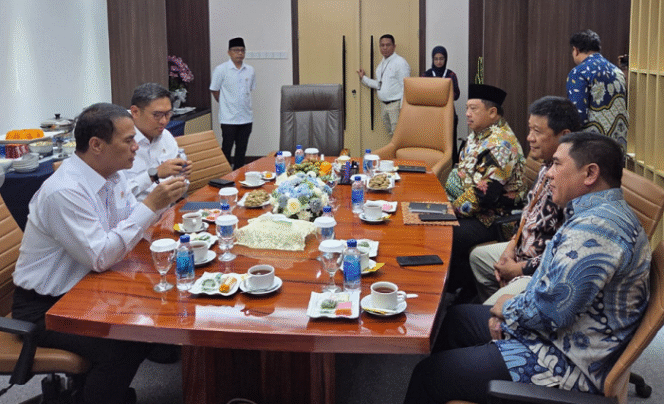 
					Bupati Jombang, Warsubi didampingu dua staf melakukan audiensi dengan menteri Menteri Pertanian RI, H. Andi Amran Sulaiman, serta Wakil Menteri Pertanian, Sudaryono. Ia melapokrna capaian pertania di Jombang, termasuk menyiapkan Gen Z bidang Pertanin. Foto: Kominfo Jombang