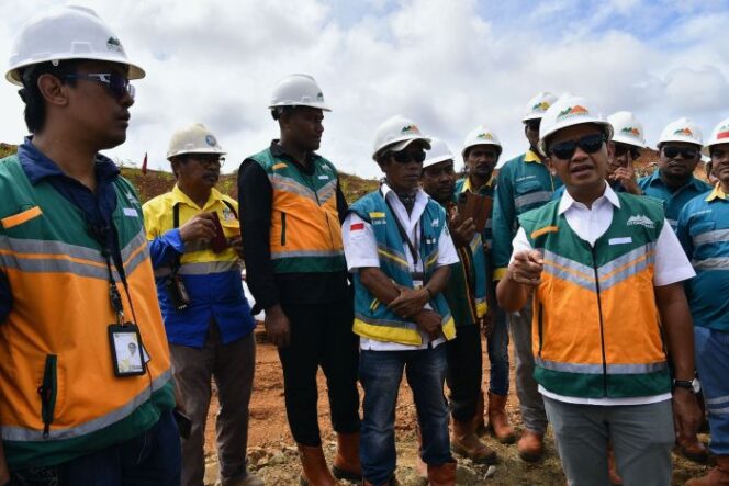 
					Menteri ESDM, Bahlil Lahadalia saat mengunjungi Pulau Gag dan melihat pertambangan nikel yang menuai kontroversi. (Foto: Dok. Kementerian ESDM)