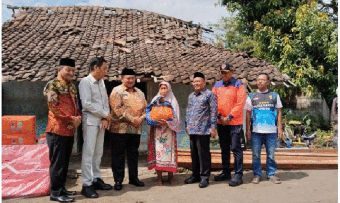 
					Bersama Ketua DPRD, Wakil Bupati, Bupati Jombang Warsubi menyerahkan bantuan kepada beberapa warga yang tengah membutuhkan bantuan, Kamis 19 Juni 2025. Foto: dok/BPBD Jombang