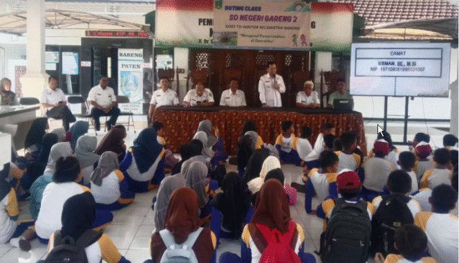 
					Sebuah pengalaman baru bagi siswa-siwi SDN2 Bareng,  Jombang, dalam melaksanakan outing class, mereka dibawa mengunjungi kantor kecamatan Bareng. Belajar mengetahui tugas Camat, mengurus KTP, KK, serta administrasi perizinan, Rabu 18 Juni 2025. Foto: Jombangkab.go.id