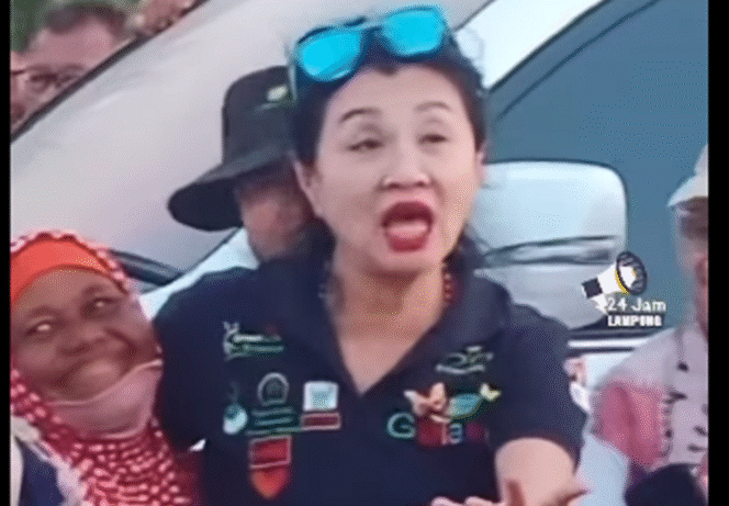 
					Tim petugas Kejaksaan Agung melakukan penggeledahan rumah pribadi bos pemilik Sugar Group Companies, Purwanti Lee,  yang beroperasi di wilayah Lampung. Tangkap layar video Instagram@hitamputihgp.01