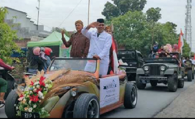 
					Inilah aksi Camat Ploso, Tridoyo Purnomo ketika tampil  sebagai Bung Karno dalam kirab tahunan Titik Nol, untuk menegaskan bahwa Bung Karno Lahir di Redjoagung, kcematan Polis, Jombang. Pawai dilaksanakan Jumat, 20 Juni 2025. Foto: bhirawan.com