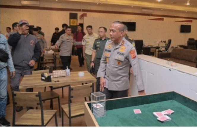 
					Tim Polda Jabar melakukan penggerebekan judi casino sebuah ruko Pasar Kosambi, Bandung, dan meringkus sebanyak 44 orang pejudi. Foto: infotren.id