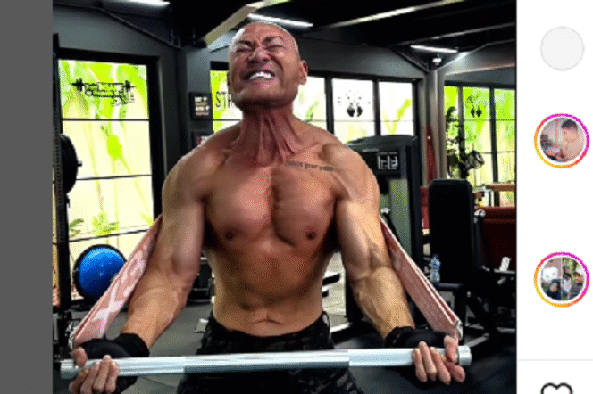 
					Deddy Corbuzier memiliki pangkat kehormatan Letnan Kolonel Tituler yang diberikan pada 12 Desember 2022 oleh Menteri Pertahanan saat itu, Prabowo Subianto. Sekarang malah menjabat sebagai Staf Khusus Kemenhan Bidang Sospol. Instagram@mastercorbuzier