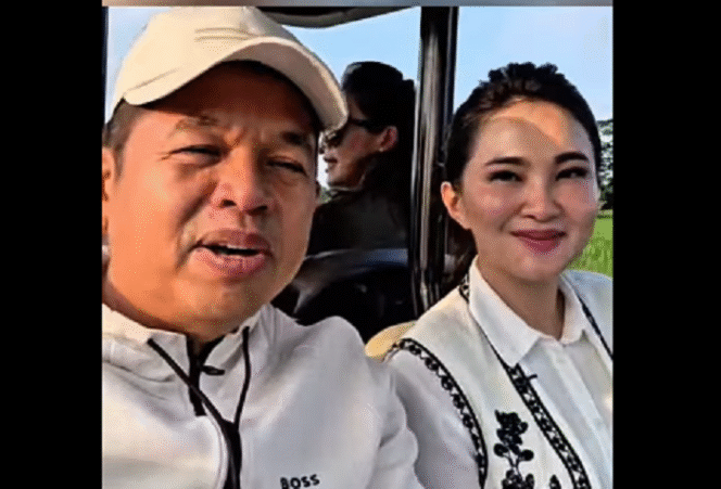 
					Gubernur Jawa Barat, Dedi Mulyadi kedatangan tamu istimewa, Gubernur Maluku Utara Sherly Tjoaanda Laos. Tamu ini kemudian oleh Dedi diajak jalan-jalan Minggu sore, keliling kampung Lembur Pakuwan, Subang, Jawa Barat. Tangkap layar video Instagram@dedimulyadi71