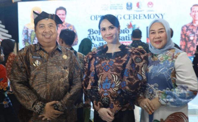 
					Bupati Jombang Warsubi bersama istri, Ny Yuliarti Nugrahani sebagai ketua Dekranasda Jombang, turut berpartisipasi dan hadir pada acara Wastra Batik Bojonegoro Festival (BWBF) 2025, digelar di Alun-Alun Bojonegoro, Rabu, 18 Juni 2025. Foto: jombangkab.go.id
