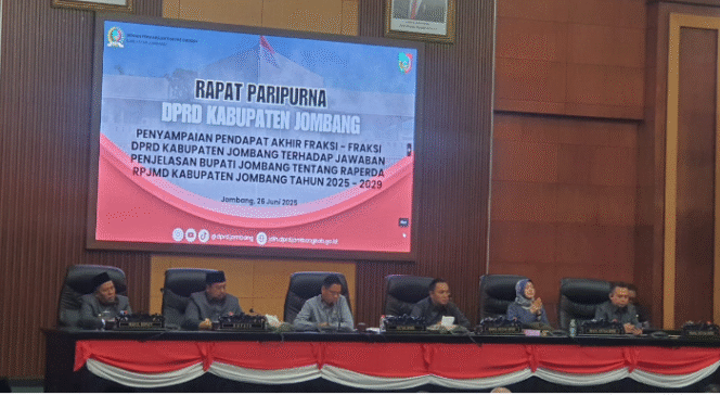 
					DPRD Kabupaten Jombang menggelar Rapat Paripurna dengan agenda penyampaian pendapat akhir fraksi-fraksi terhadap jawaban Bupati Jombang atas Rancangan Peraturan Daerah (Raperda) tentang Rencana Pembangunan Jangka Menengah Daerah (RPJMD) Kabupaten Jombang Tahun 2025–2029., 26 Juni 2025, di ruang rapat utama DPRD Jombang. Foto: jombangkab.go.id