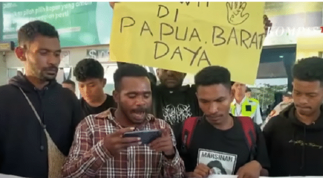 
					Aktivis, warga dan mahasiswa menjemput menteri ESDM Bahlil Lahaladia di bandara, dan melakukan aksi penolakan Raja Amapt jadi tambang nikel, Sabtu 7 Juni 20225. Tangakapn layar video Youtube@kompas