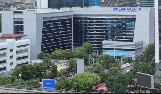 
					Gedung utama Kemnaker beralamat di Jalan Jenderal Gatot Subroto Kav. 51, Jakarta Selatan. Di dalam gedung mewah sejuk penuh AC, dengan perlengkapan mewah, ternyata 85 ASN menikmati makan siang dari hasil pungli TKA. Foto: RRI.co.id