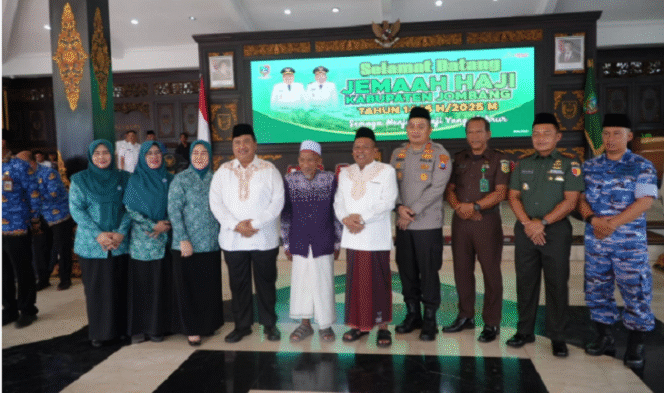 
					Suka cita dan duka cita berbaur saat menyambut kedatangan kembali 318 jamaah haji asal Jombang di pendopo kabupaten, Selasa 17 Juni 2025. Foto: jombangkab.go.id