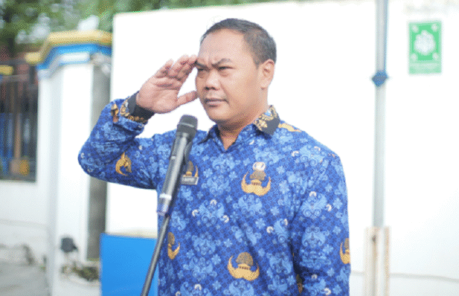 
					Kepala Dinas Kominfo Jombang, Endro Wahyudi, S.STP., M.KP, membacakan sambutan Bupati Jombang Warsubi, dalam Apel Kerja KORPRI  di halaman kantor Dinas Komunikasi dan Informatika (Kominfo) Kabupaten Jombang pada Selasa pagi, 17 Juni 2025. Foto: jombangkab.go.id
