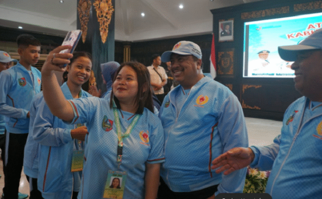 
					Selvie dulu bersama Bupati Jombang Warsubi, setelah upacara pelepasan 599 delegasi atlet dan pelatih, serta manager ke Porprov Jatim 2025, di Malang Raya, 28 Juni - 5 Juli 2025. Foto: Kominfo Jombang