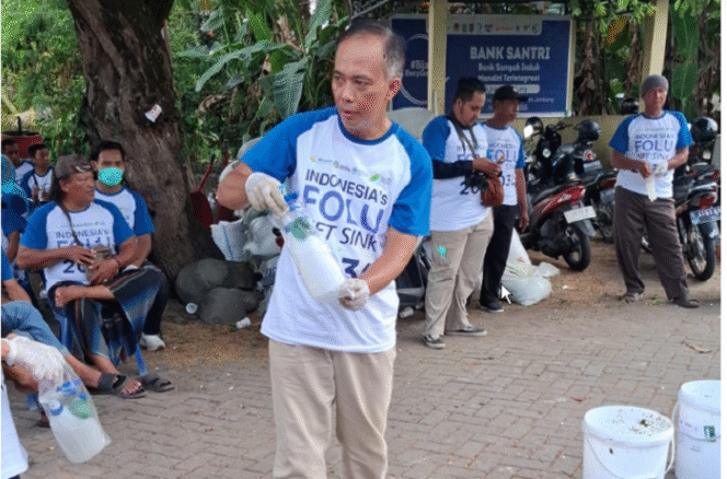 
					Praktek pelatihan penangan sampah rumah tangga menjadi pupuk dan bahan berguna lainnya dilaksanakan di RPH/Bank Santri Organik Jl. Matahari, Candimulyo, Jombang. Foto: jombangkab.go.id